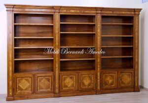 Libreria biblioteca realizzata in legno massello di noce intarsiata in ulivo con 6 ante e ripiani a vista spostabili a piacere